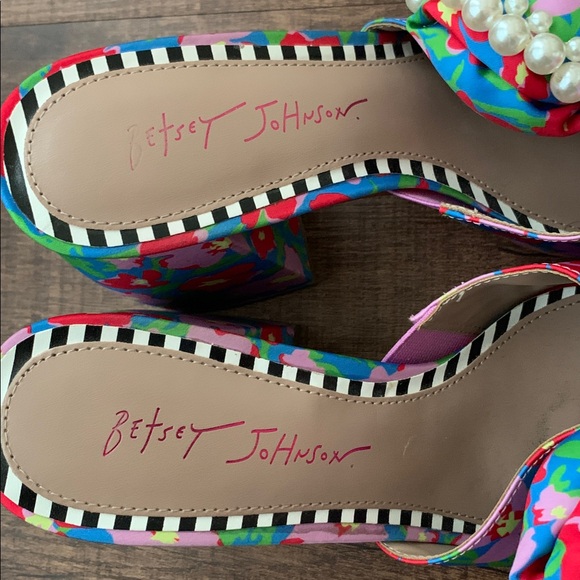 Betsy Johnson Maccie platform sandal - Picture 2 of 10